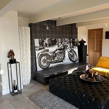 Grouse Cheerful Large Private Bedroom, Bath, Shared Deck, Pool, Hot Tub ノースバンクーバー エクステリア 写真