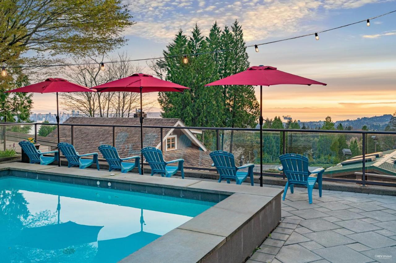 Grouse Cheerful Large Private Bedroom, Bath, Shared Deck, Pool, Hot Tub ノースバンクーバー エクステリア 写真