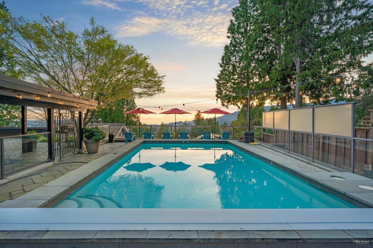 Grouse Cheerful Large Private Bedroom, Bath, Shared Deck, Pool, Hot Tub ノースバンクーバー エクステリア 写真