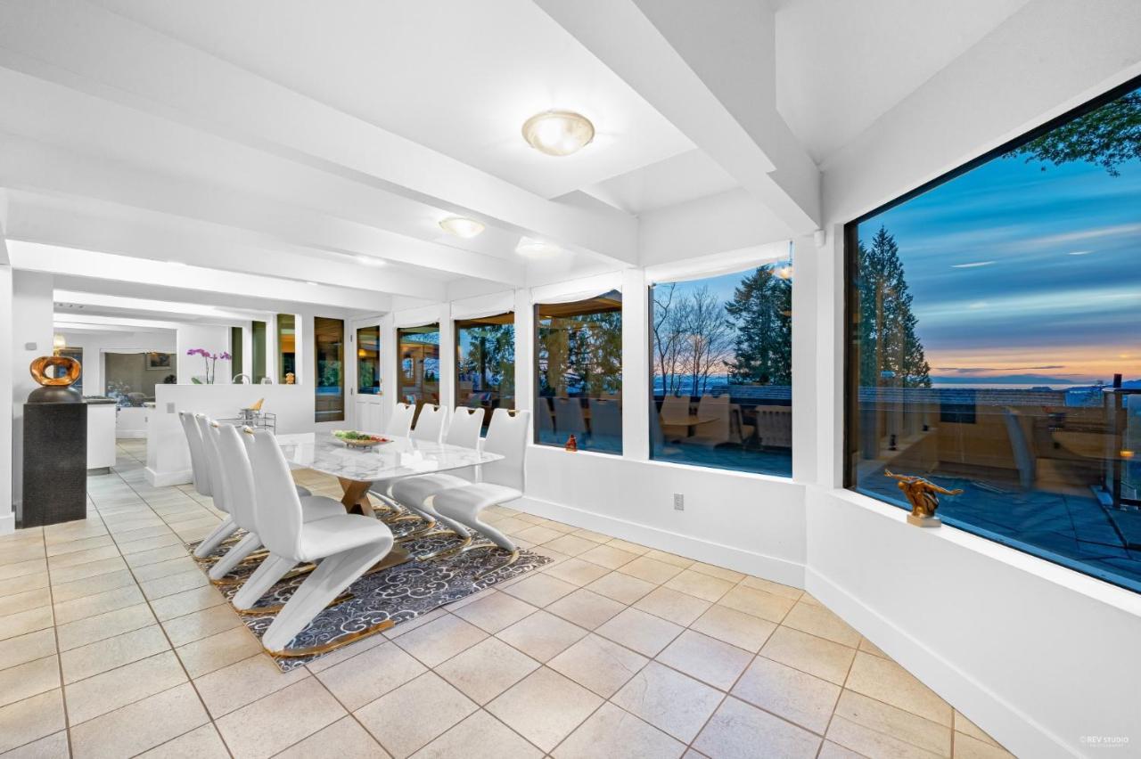 Grouse Cheerful Large Private Bedroom, Bath, Shared Deck, Pool, Hot Tub ノースバンクーバー エクステリア 写真