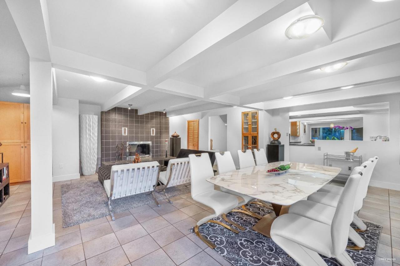 Grouse Cheerful Large Private Bedroom, Bath, Shared Deck, Pool, Hot Tub ノースバンクーバー エクステリア 写真