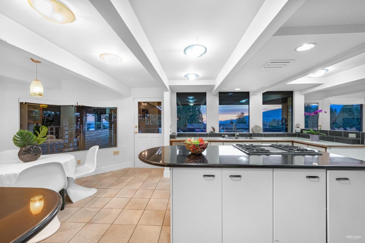 Grouse Cheerful Large Private Bedroom, Bath, Shared Deck, Pool, Hot Tub ノースバンクーバー エクステリア 写真