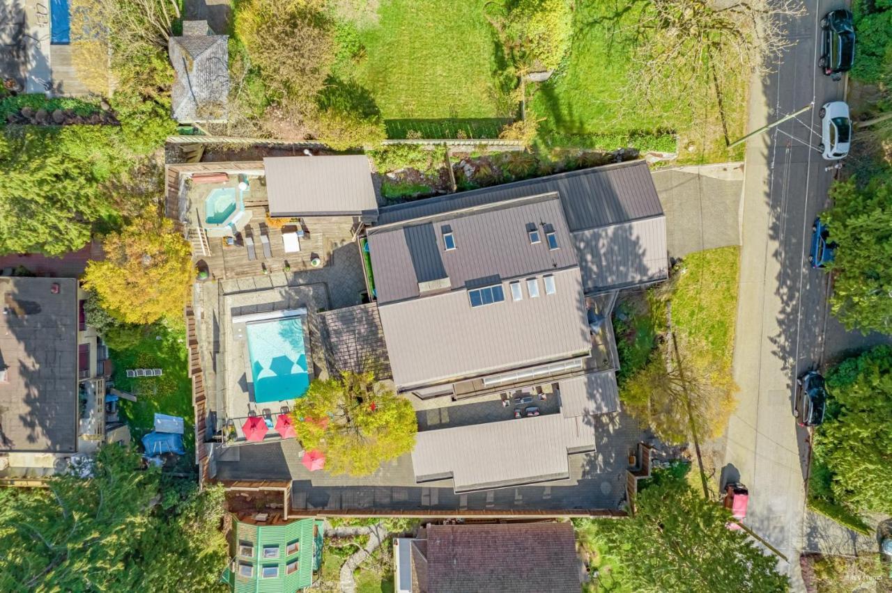 Grouse Cheerful Large Private Bedroom, Bath, Shared Deck, Pool, Hot Tub ノースバンクーバー エクステリア 写真