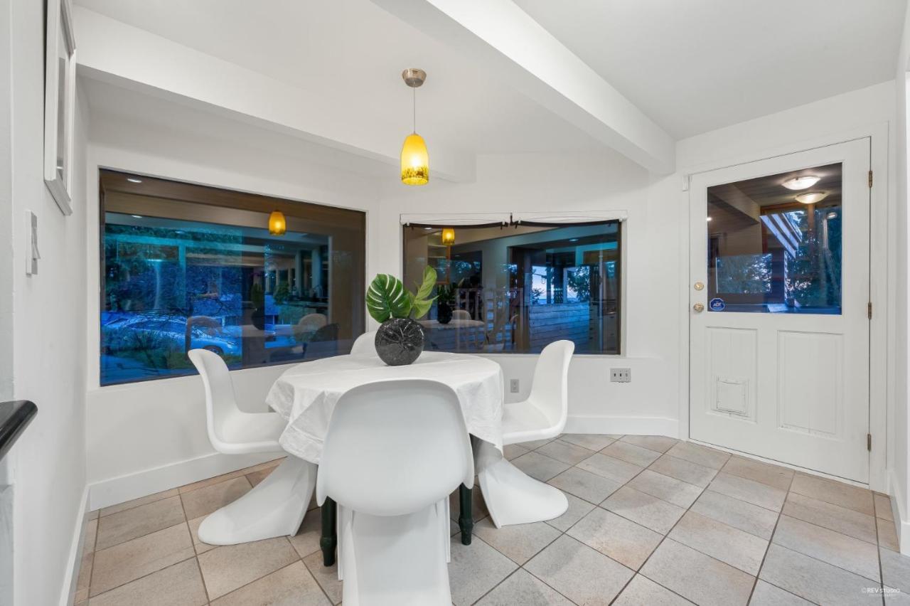 Grouse Cheerful Large Private Bedroom, Bath, Shared Deck, Pool, Hot Tub ノースバンクーバー エクステリア 写真