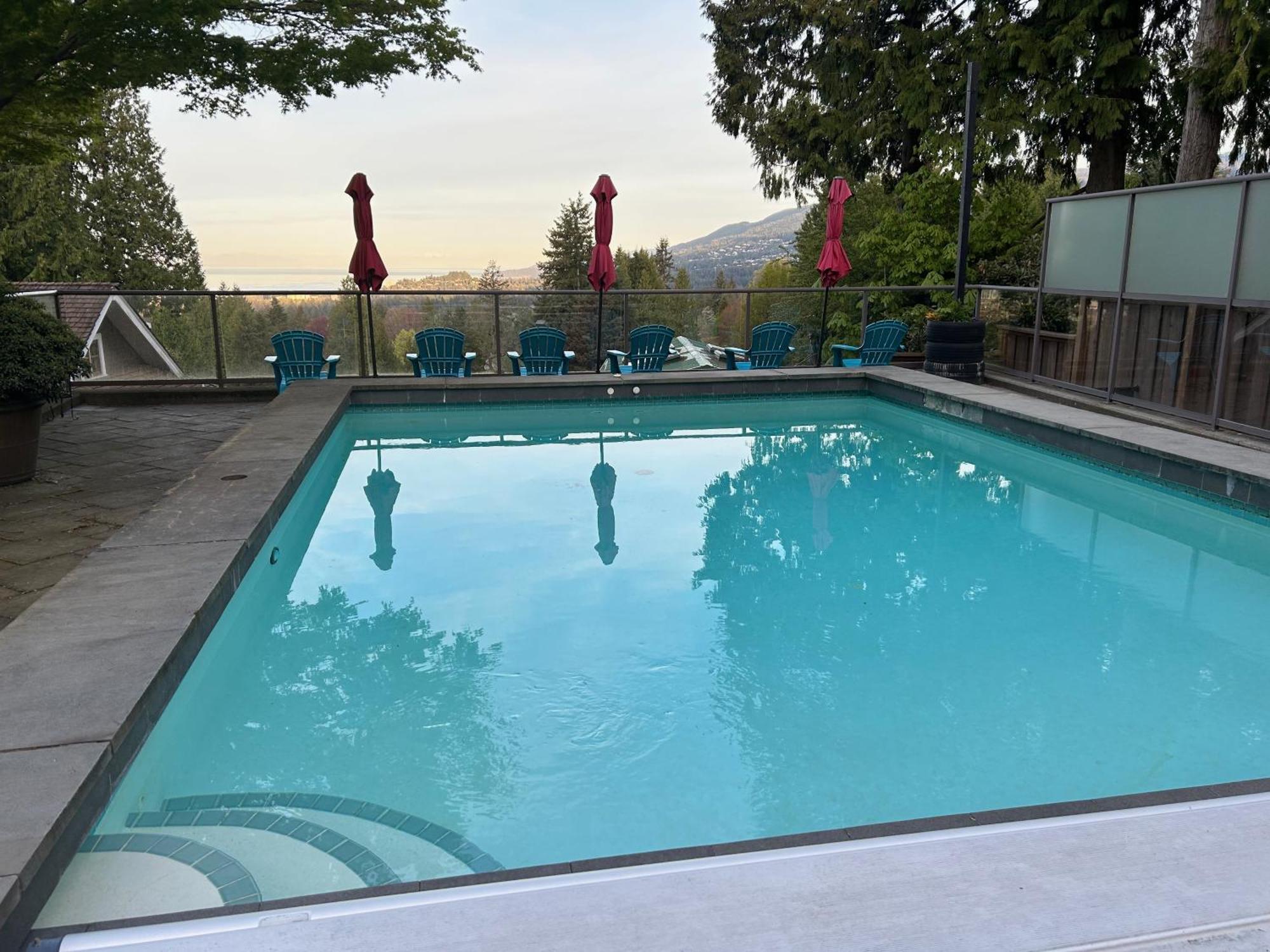 Grouse Cheerful Large Private Bedroom, Bath, Shared Deck, Pool, Hot Tub ノースバンクーバー エクステリア 写真