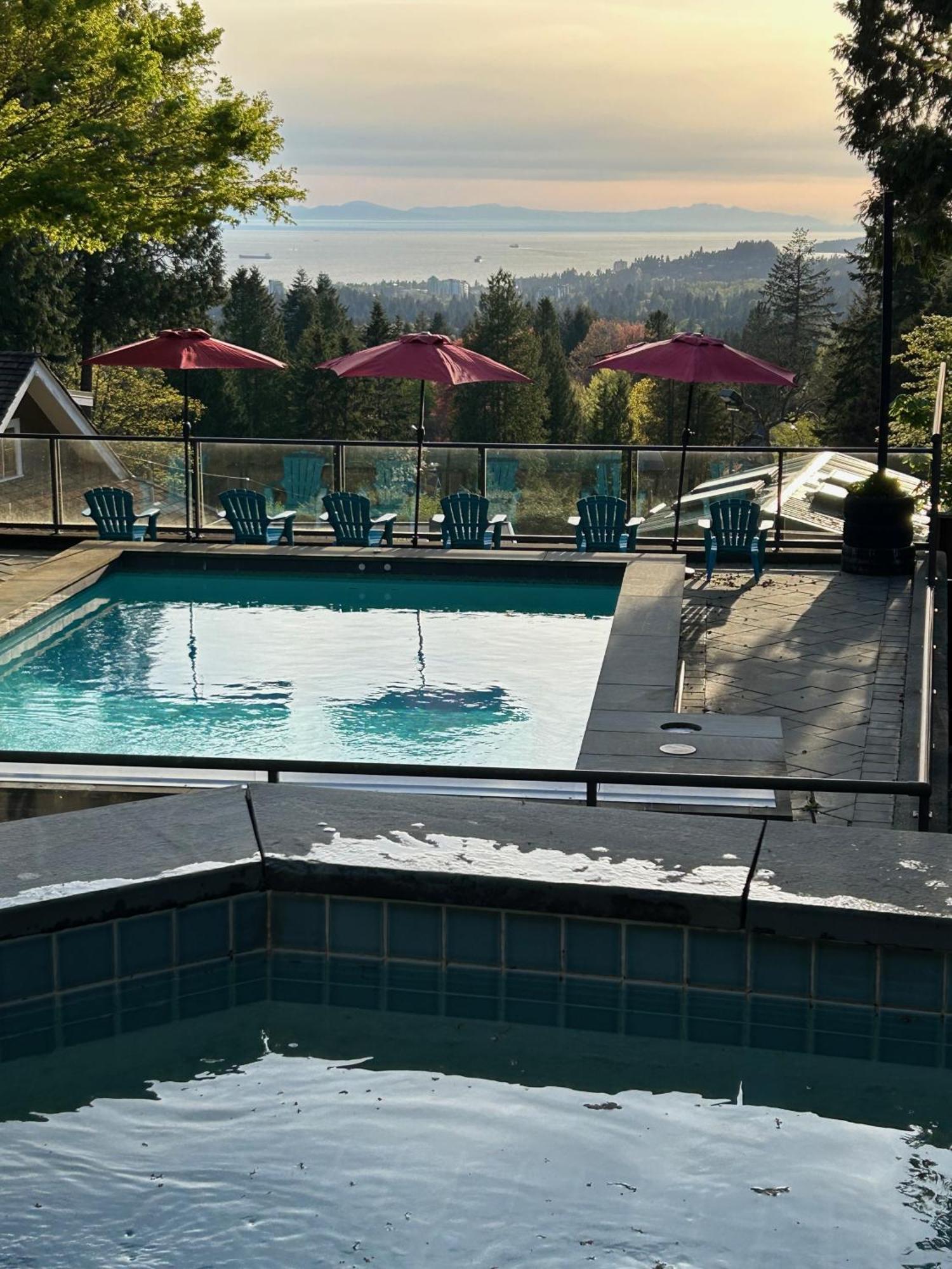 Grouse Cheerful Large Private Bedroom, Bath, Shared Deck, Pool, Hot Tub ノースバンクーバー エクステリア 写真
