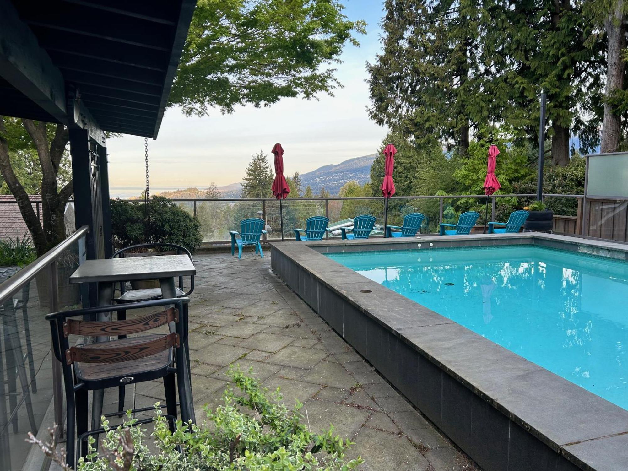 Grouse Cheerful Large Private Bedroom, Bath, Shared Deck, Pool, Hot Tub ノースバンクーバー エクステリア 写真