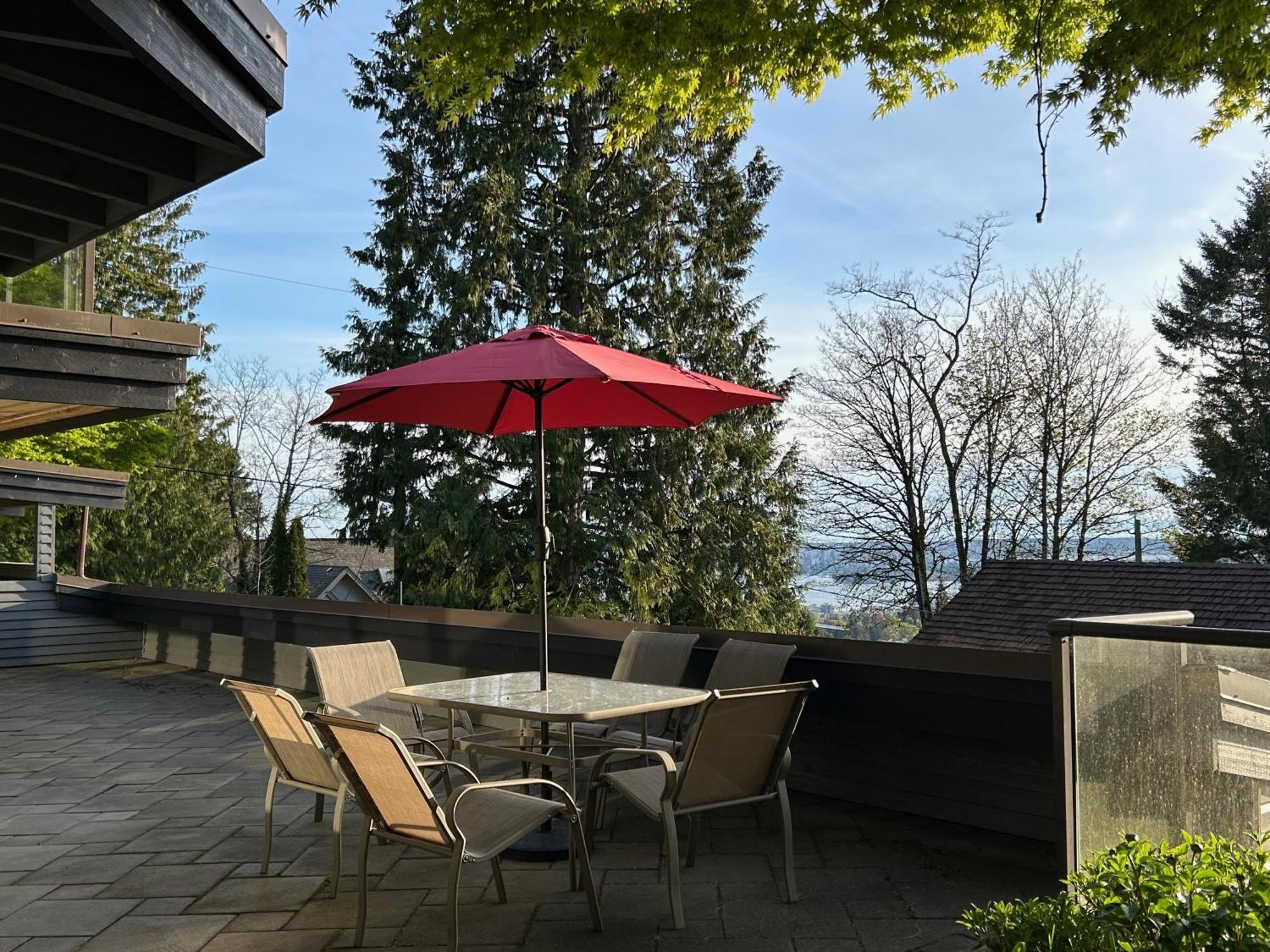 Grouse Cheerful Large Private Bedroom, Bath, Shared Deck, Pool, Hot Tub ノースバンクーバー エクステリア 写真