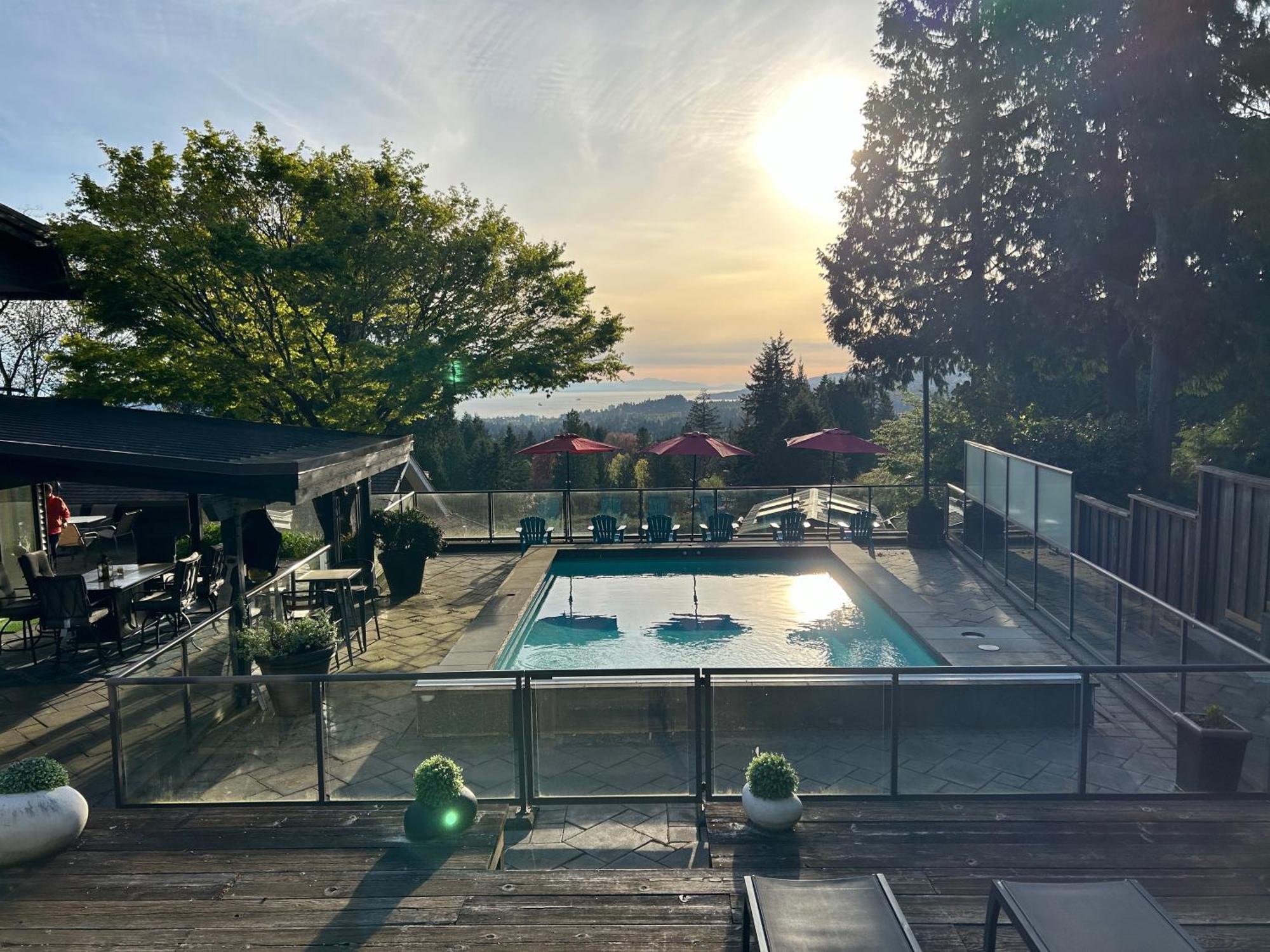 Grouse Cheerful Large Private Bedroom, Bath, Shared Deck, Pool, Hot Tub ノースバンクーバー エクステリア 写真