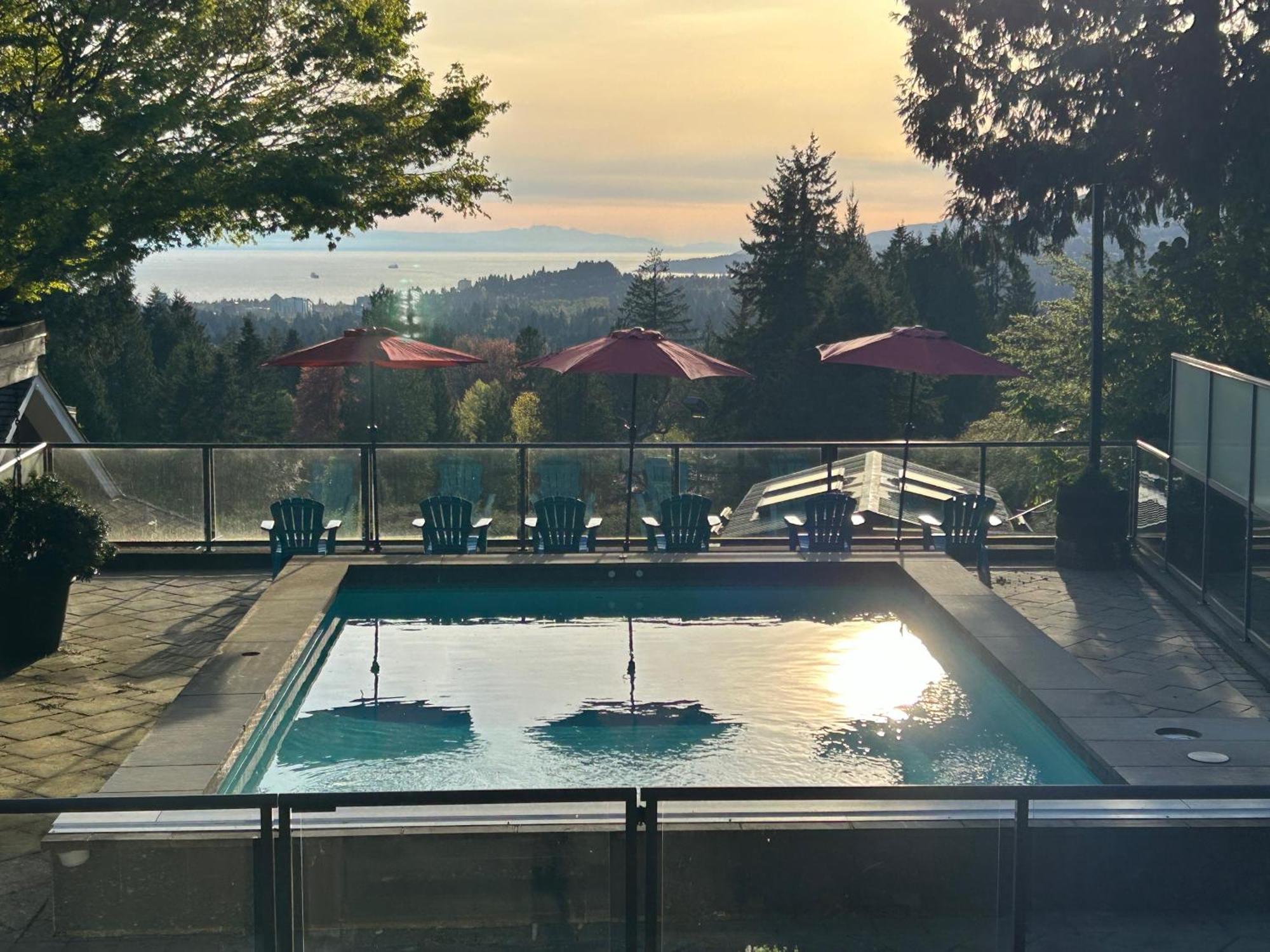 Grouse Cheerful Large Private Bedroom, Bath, Shared Deck, Pool, Hot Tub ノースバンクーバー エクステリア 写真