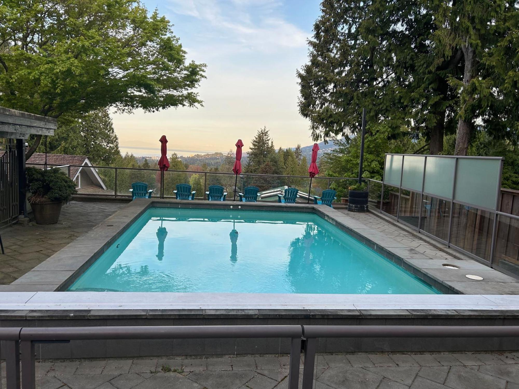 Grouse Cheerful Large Private Bedroom, Bath, Shared Deck, Pool, Hot Tub ノースバンクーバー エクステリア 写真