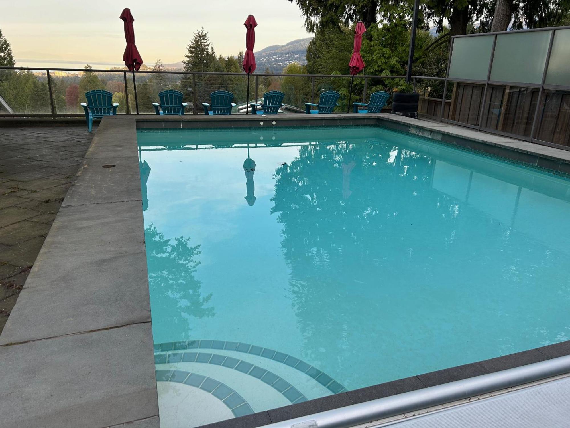Grouse Cheerful Large Private Bedroom, Bath, Shared Deck, Pool, Hot Tub ノースバンクーバー エクステリア 写真