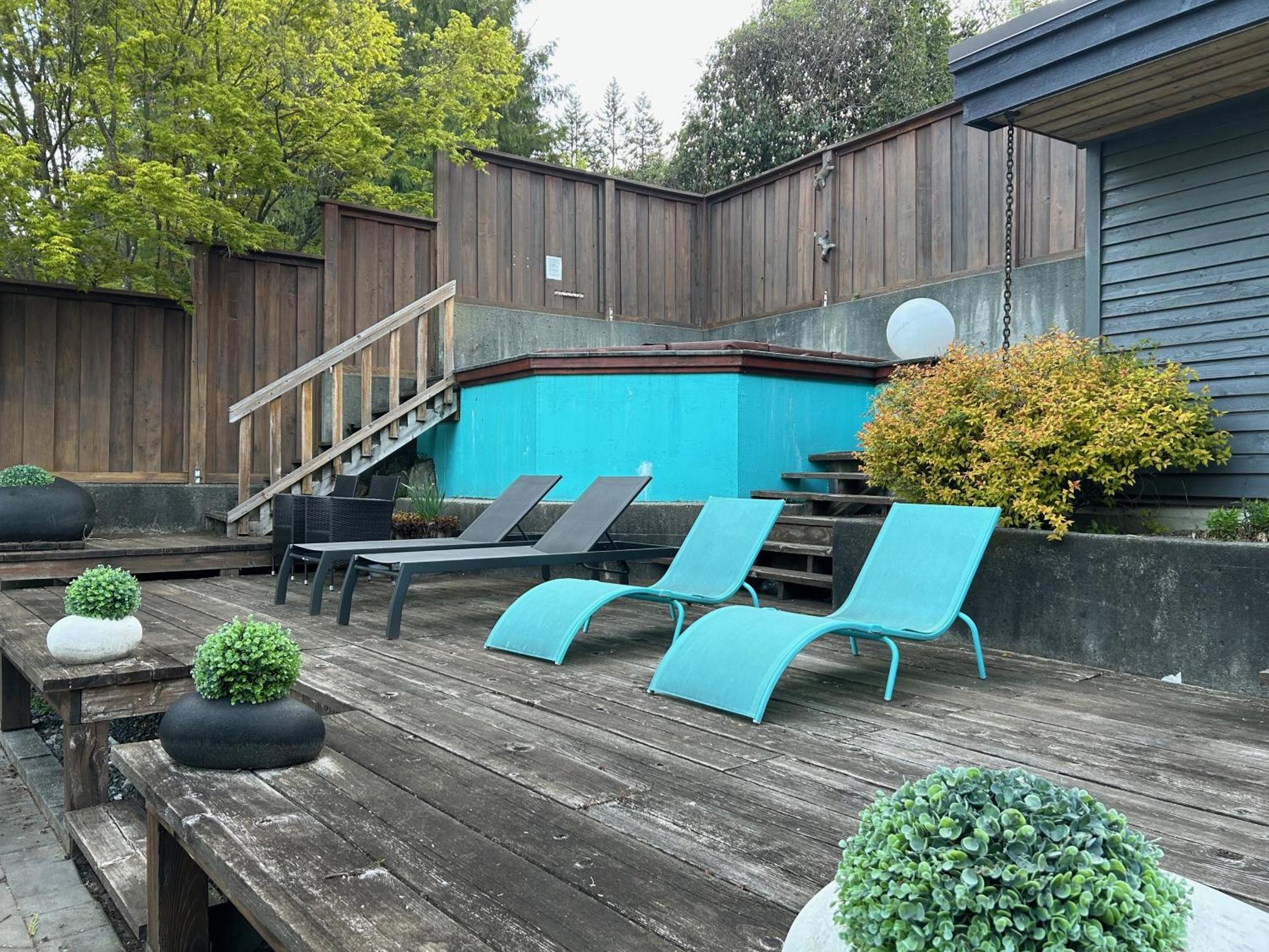 Grouse Cheerful Large Private Bedroom, Bath, Shared Deck, Pool, Hot Tub ノースバンクーバー エクステリア 写真
