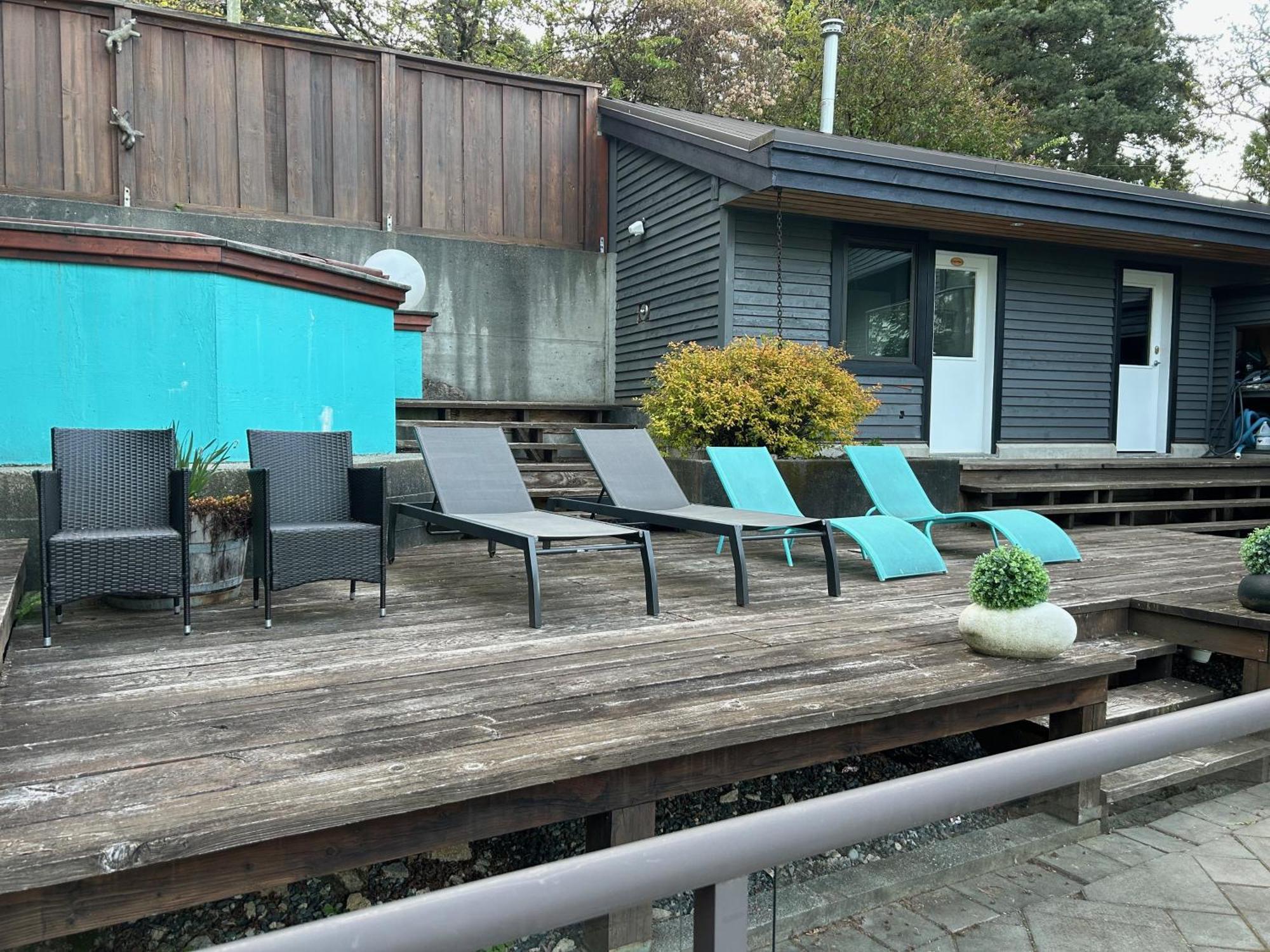 Grouse Cheerful Large Private Bedroom, Bath, Shared Deck, Pool, Hot Tub ノースバンクーバー エクステリア 写真