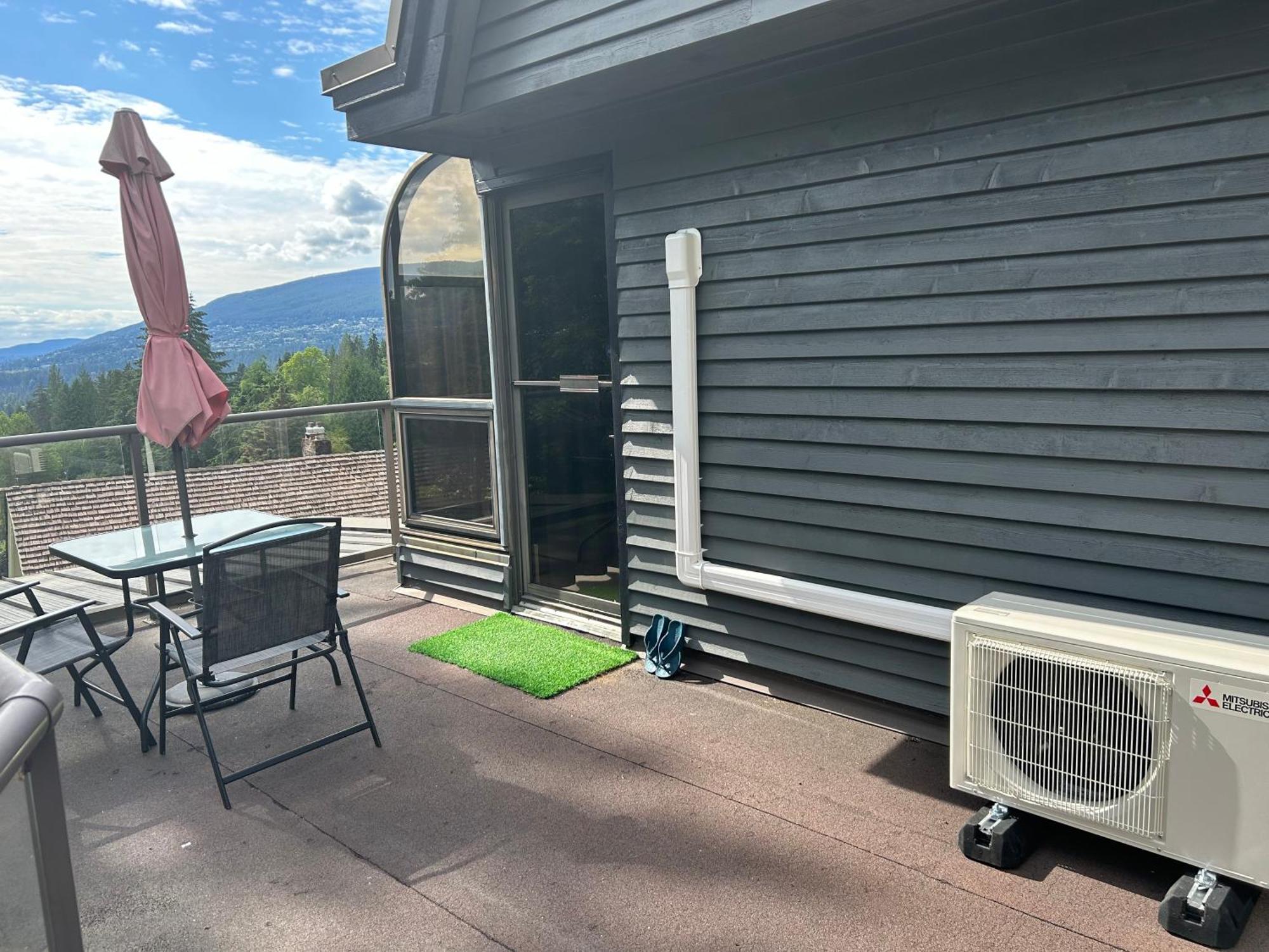 Grouse Cheerful Large Private Bedroom, Bath, Shared Deck, Pool, Hot Tub ノースバンクーバー エクステリア 写真