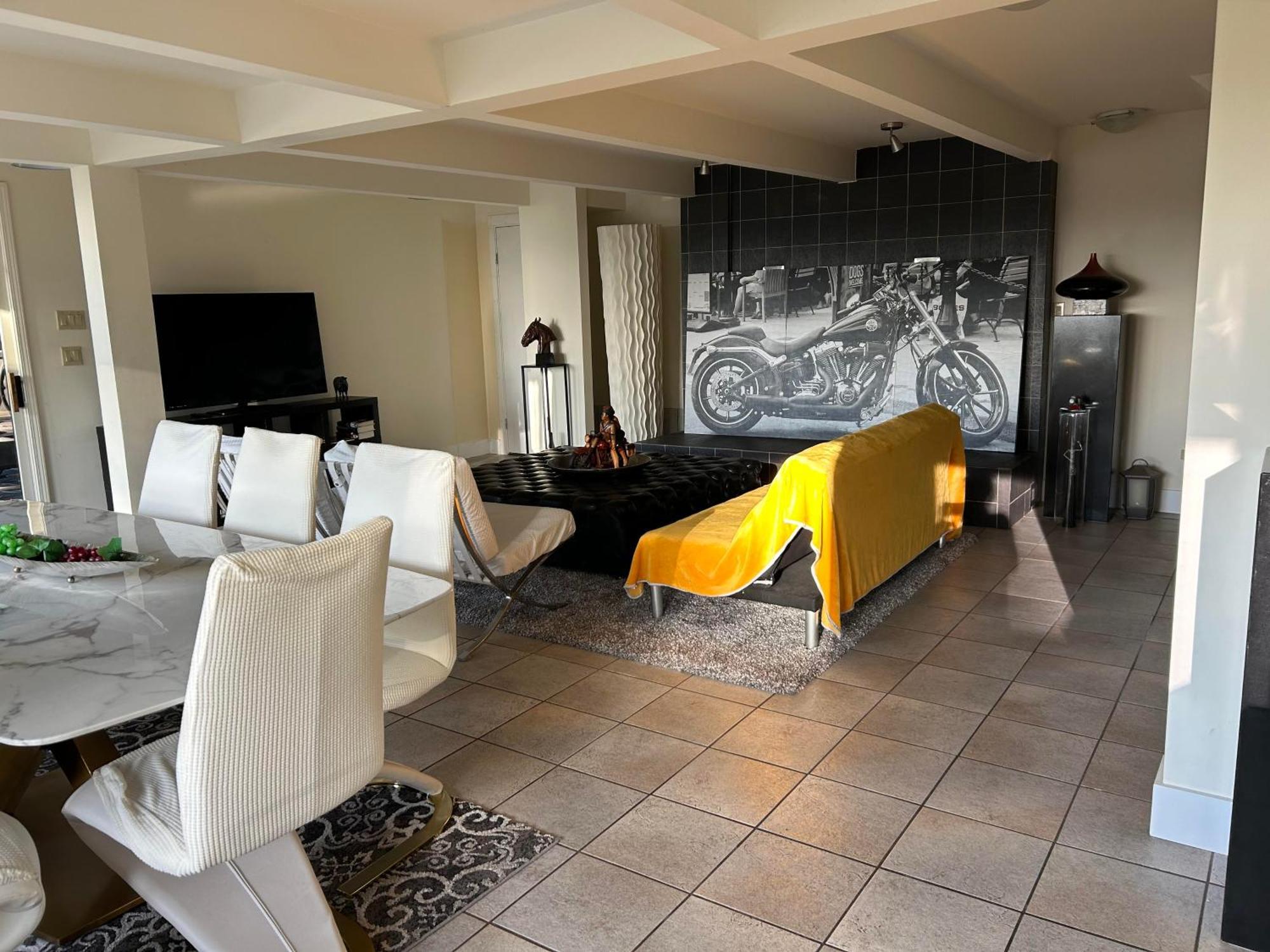 Grouse Cheerful Large Private Bedroom, Bath, Shared Deck, Pool, Hot Tub ノースバンクーバー エクステリア 写真