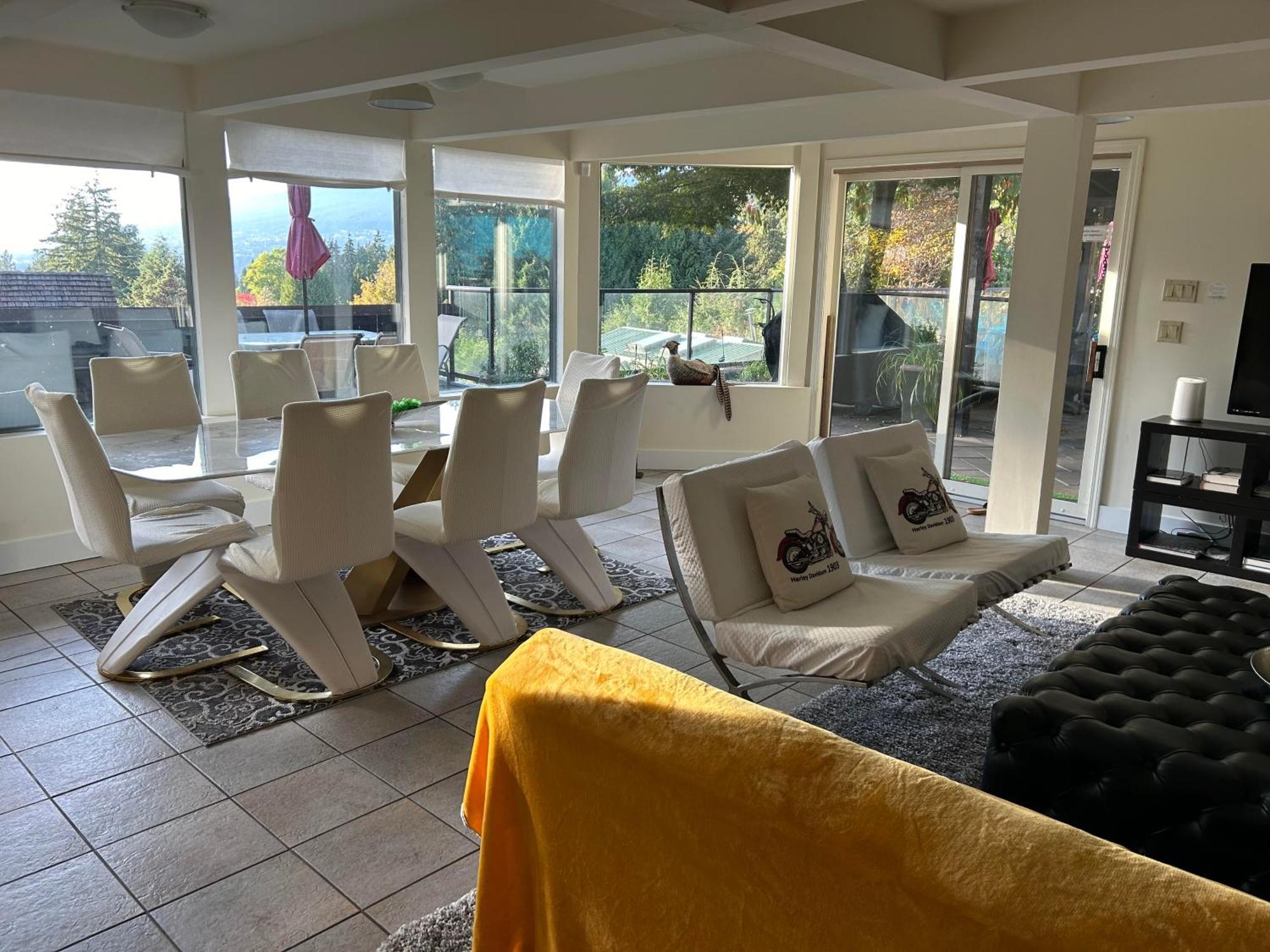 Grouse Cheerful Large Private Bedroom, Bath, Shared Deck, Pool, Hot Tub ノースバンクーバー エクステリア 写真