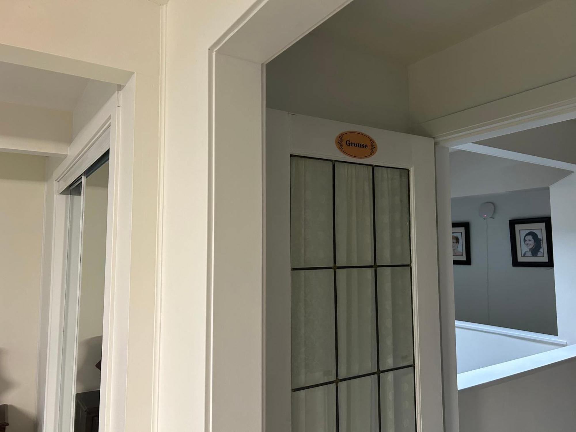 Grouse Cheerful Large Private Bedroom, Bath, Shared Deck, Pool, Hot Tub ノースバンクーバー エクステリア 写真