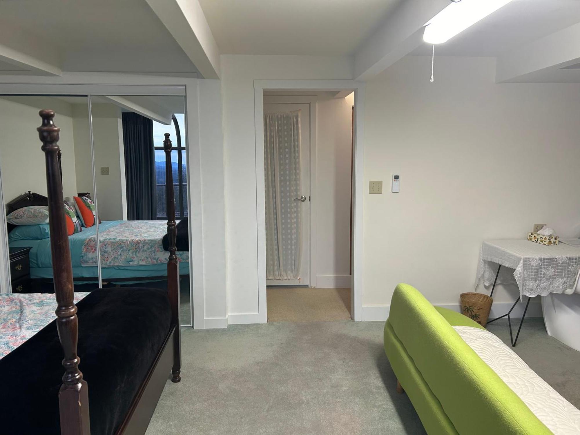 Grouse Cheerful Large Private Bedroom, Bath, Shared Deck, Pool, Hot Tub ノースバンクーバー エクステリア 写真