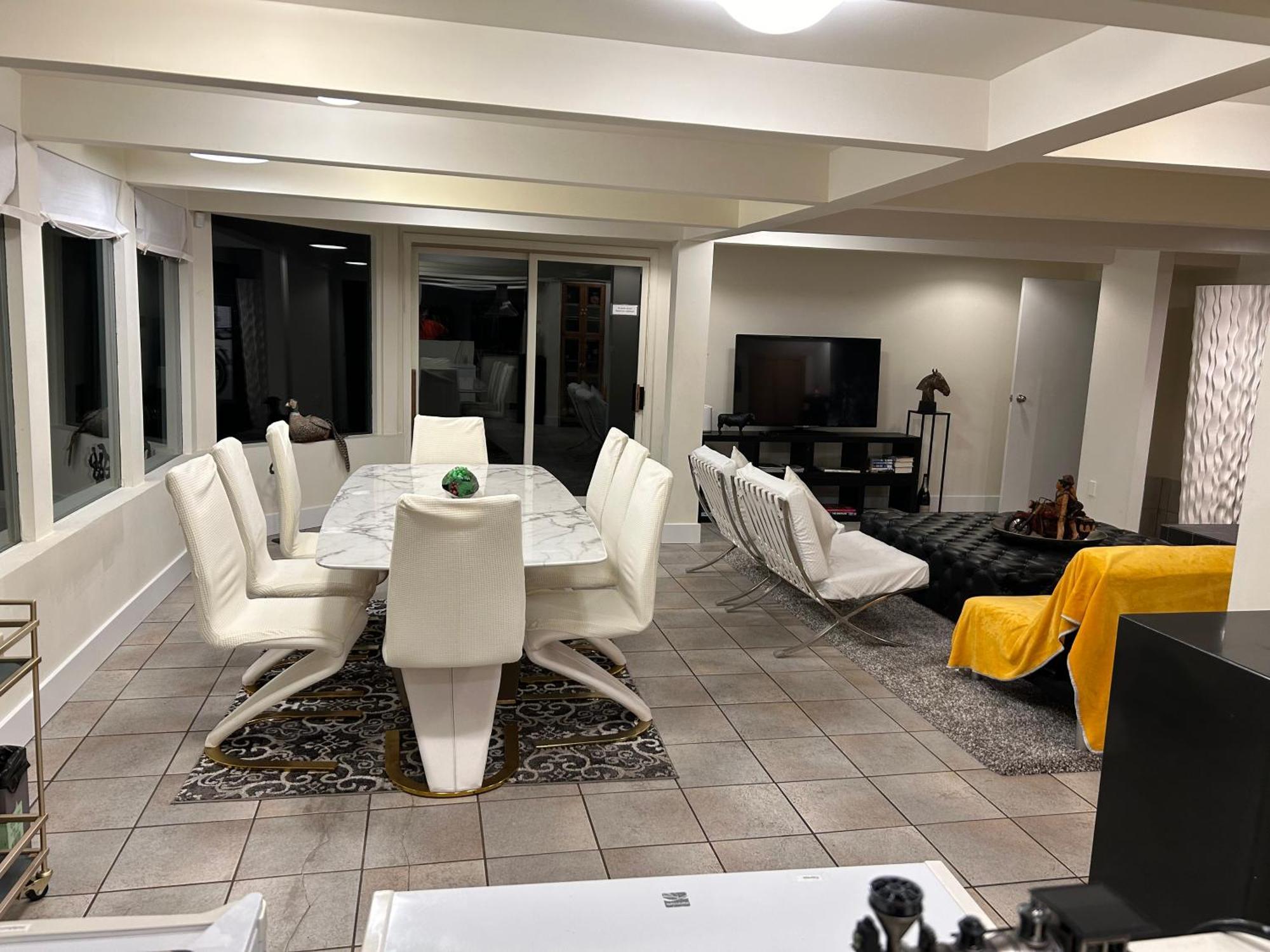 Grouse Cheerful Large Private Bedroom, Bath, Shared Deck, Pool, Hot Tub ノースバンクーバー エクステリア 写真
