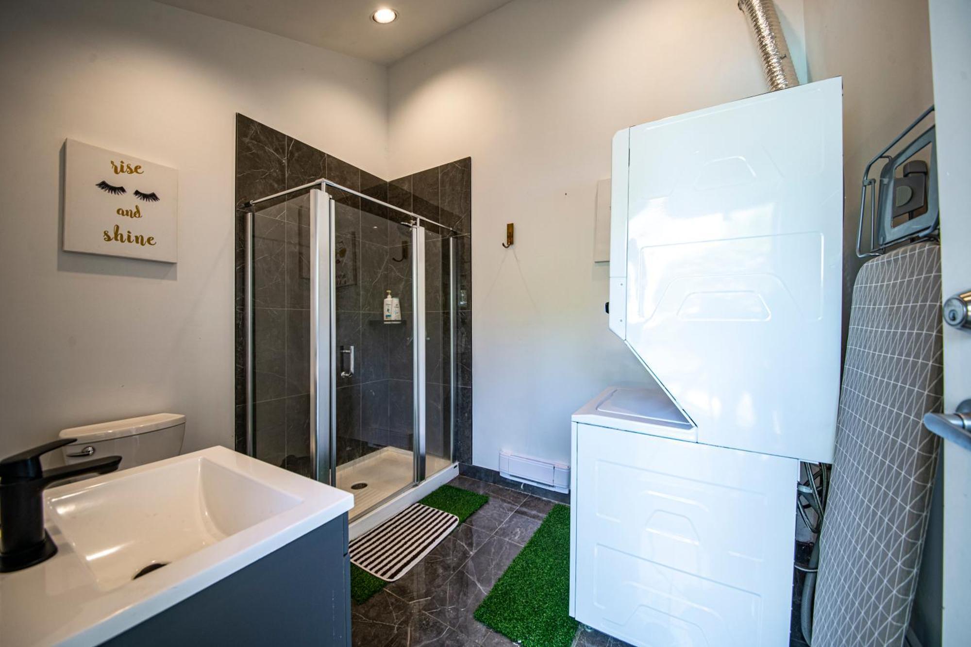 Grouse Cheerful Large Private Bedroom, Bath, Shared Deck, Pool, Hot Tub ノースバンクーバー エクステリア 写真
