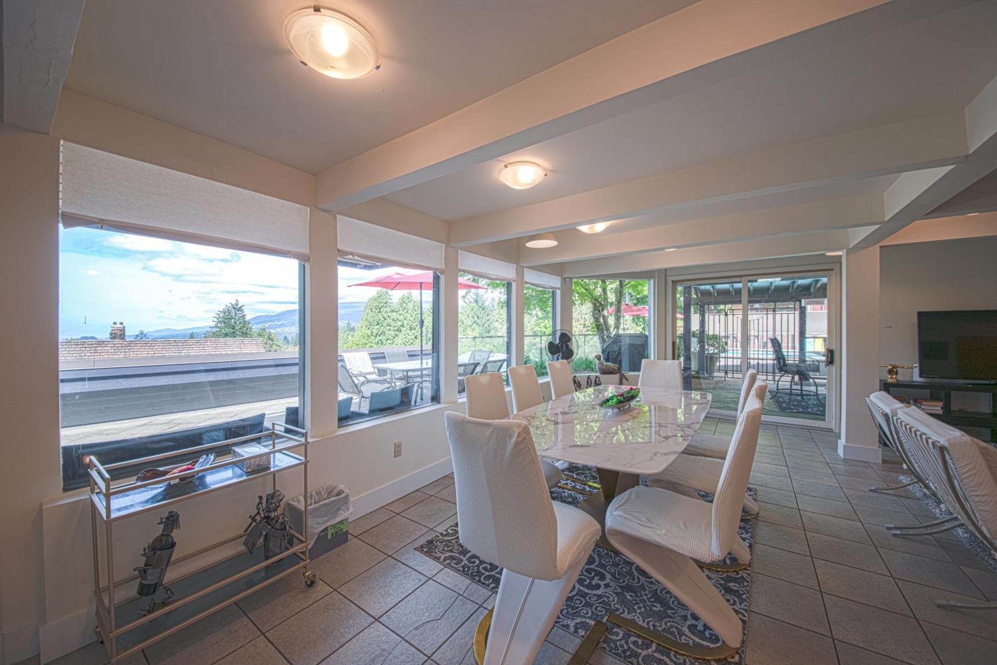 Grouse Cheerful Large Private Bedroom, Bath, Shared Deck, Pool, Hot Tub ノースバンクーバー エクステリア 写真