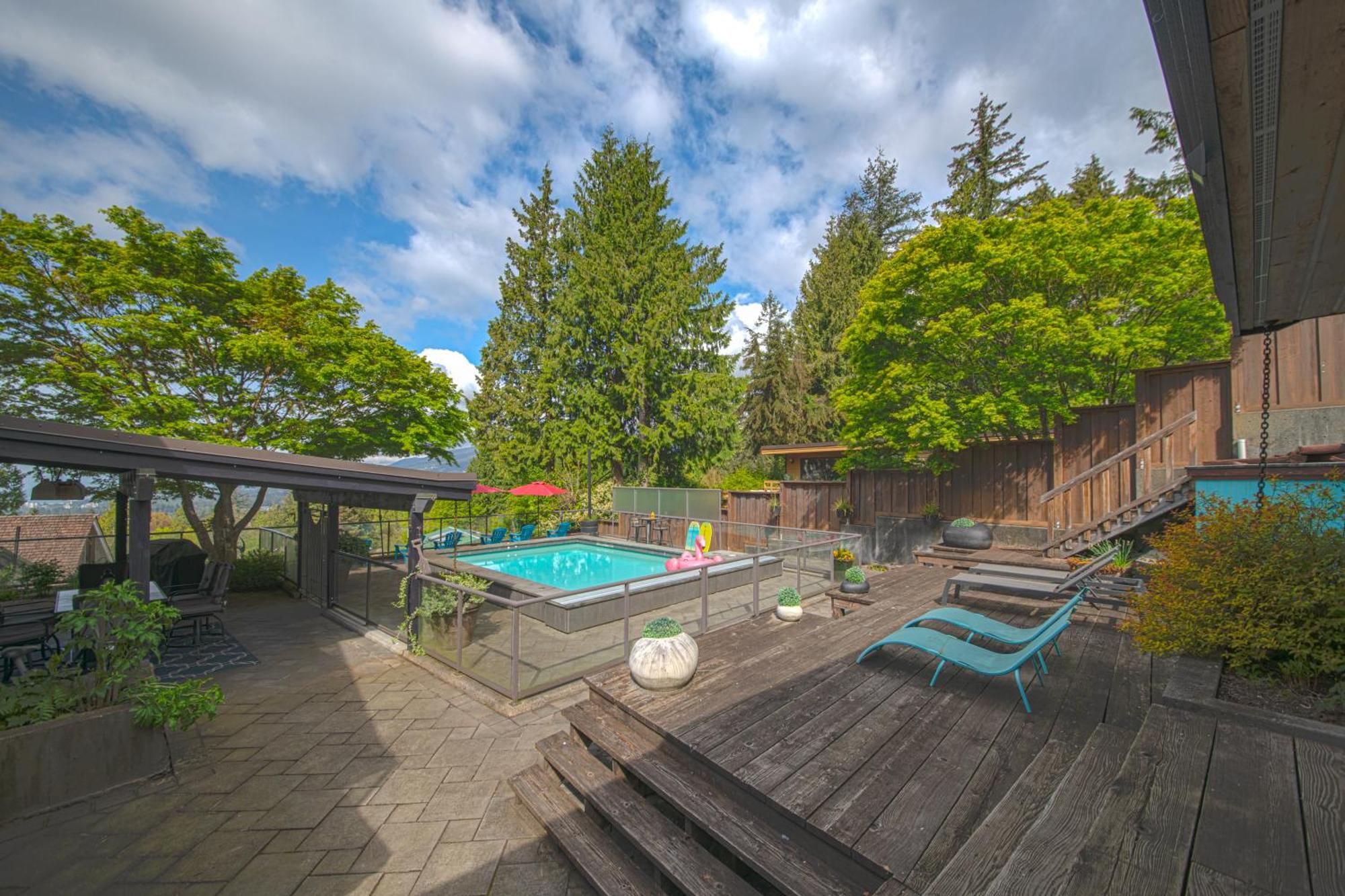 Grouse Cheerful Large Private Bedroom, Bath, Shared Deck, Pool, Hot Tub ノースバンクーバー エクステリア 写真