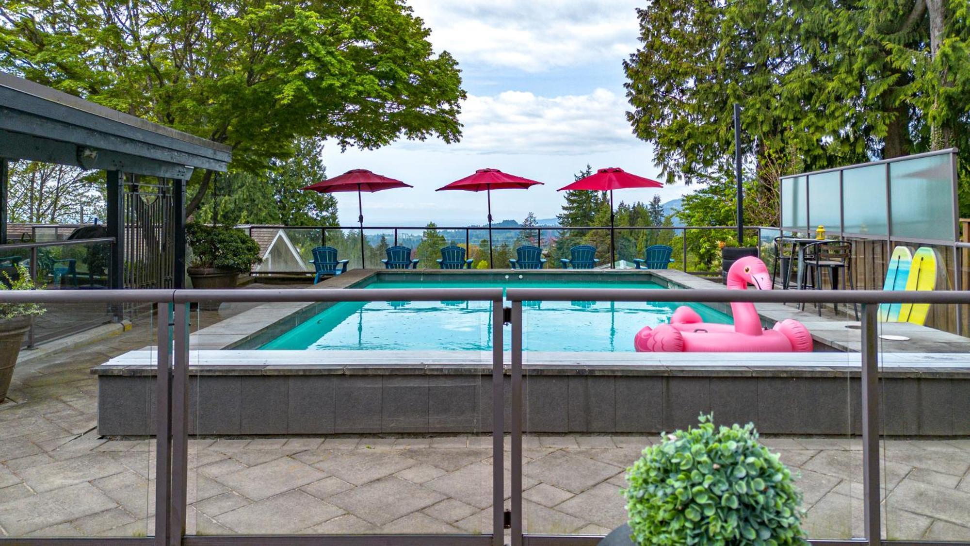Grouse Cheerful Large Private Bedroom, Bath, Shared Deck, Pool, Hot Tub ノースバンクーバー エクステリア 写真