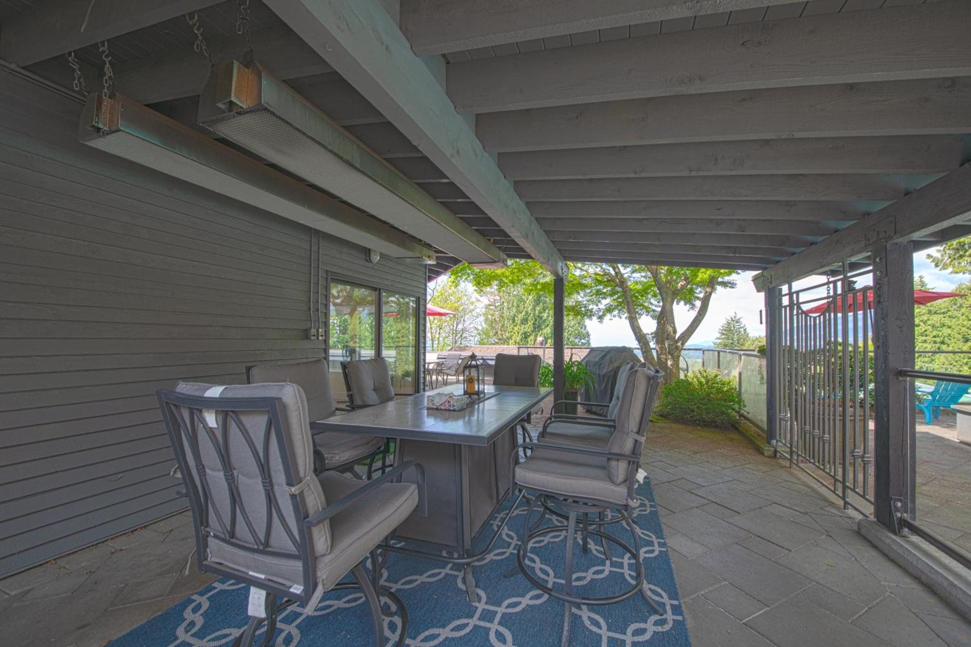 Grouse Cheerful Large Private Bedroom, Bath, Shared Deck, Pool, Hot Tub ノースバンクーバー エクステリア 写真