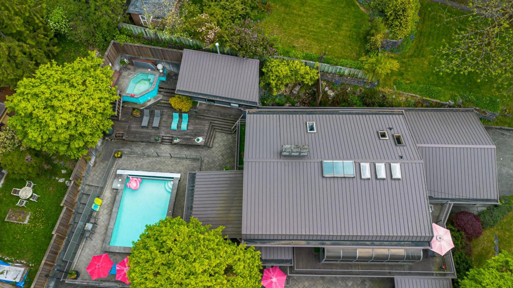 Grouse Cheerful Large Private Bedroom, Bath, Shared Deck, Pool, Hot Tub ノースバンクーバー エクステリア 写真