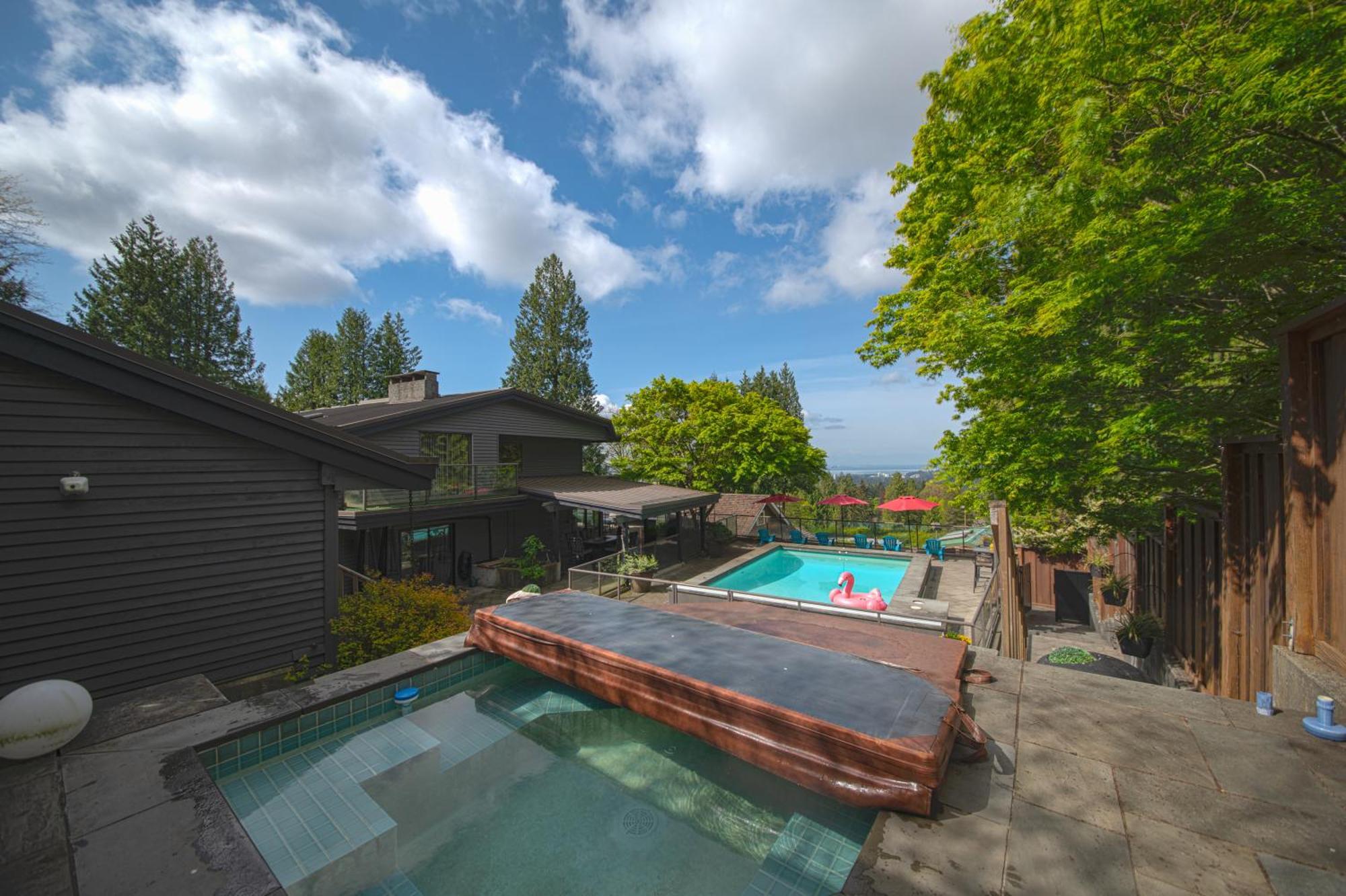 Grouse Cheerful Large Private Bedroom, Bath, Shared Deck, Pool, Hot Tub ノースバンクーバー エクステリア 写真