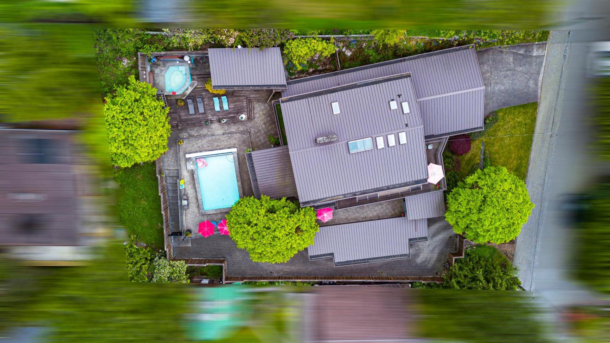 Grouse Cheerful Large Private Bedroom, Bath, Shared Deck, Pool, Hot Tub ノースバンクーバー エクステリア 写真
