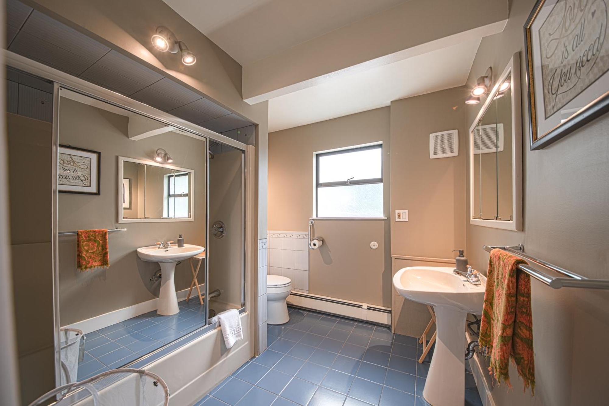 Grouse Cheerful Large Private Bedroom, Bath, Shared Deck, Pool, Hot Tub ノースバンクーバー エクステリア 写真