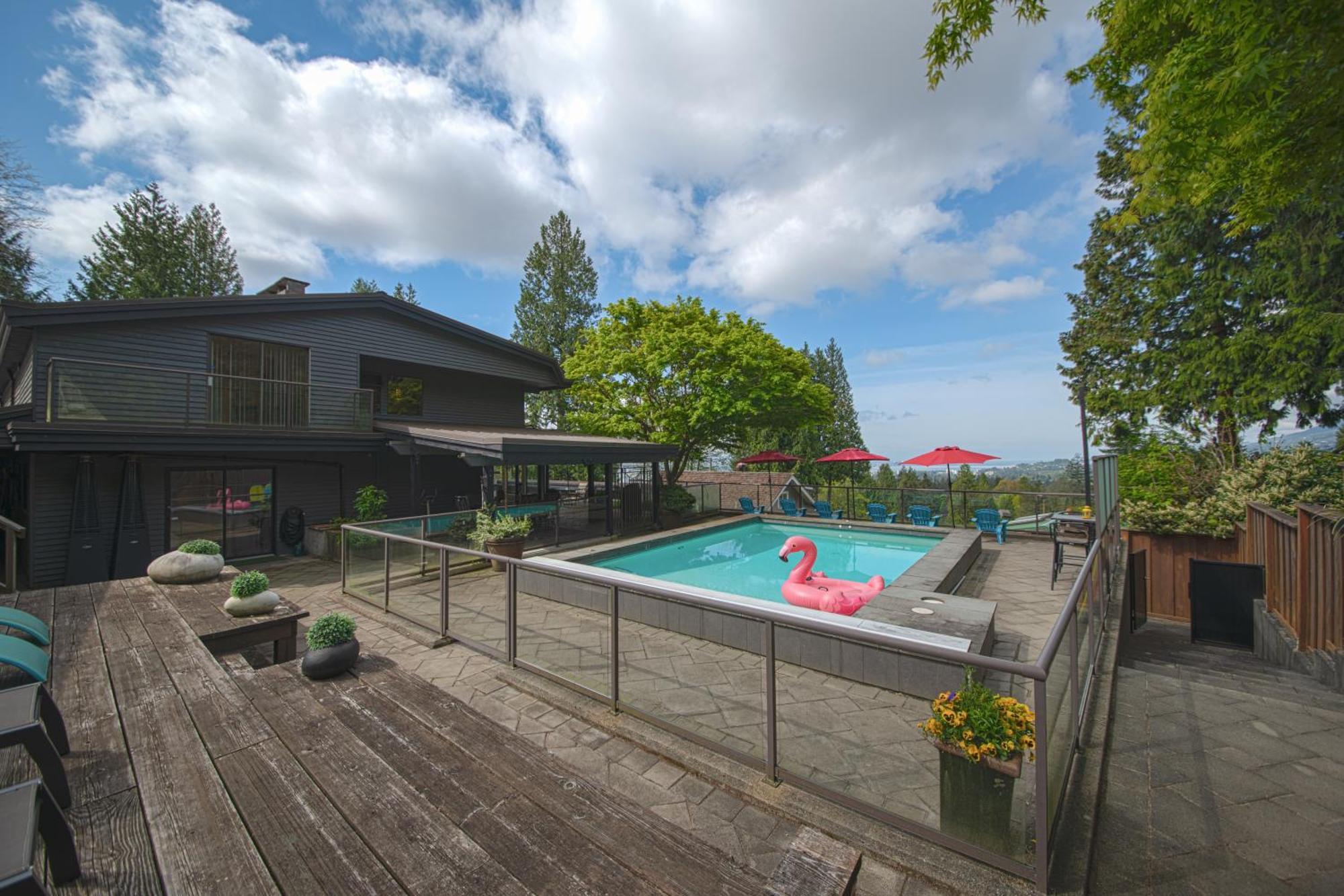 Grouse Cheerful Large Private Bedroom, Bath, Shared Deck, Pool, Hot Tub ノースバンクーバー エクステリア 写真