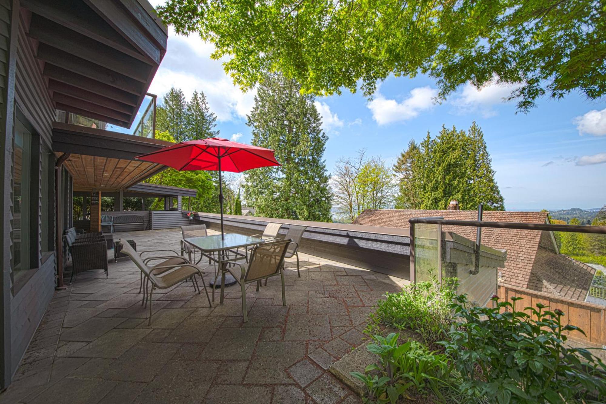 Grouse Cheerful Large Private Bedroom, Bath, Shared Deck, Pool, Hot Tub ノースバンクーバー エクステリア 写真